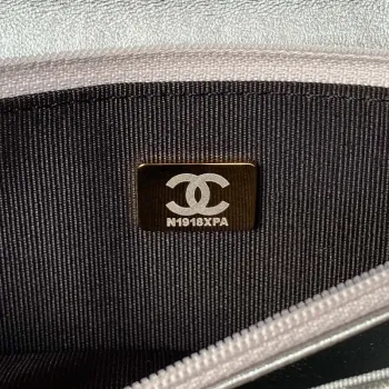Chanel AP3240 taška s klopou a horním uchem, jehněčí kůže a zlatý kov, stříbrná
