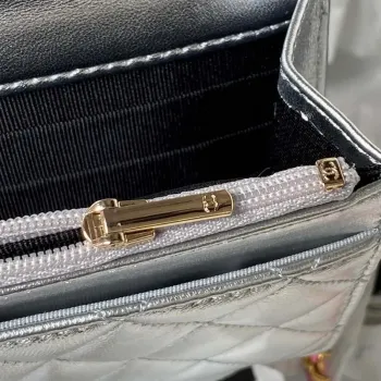 Chanel AP3240 taška s klopou a horním uchem, jehněčí kůže a zlatý kov, stříbrná