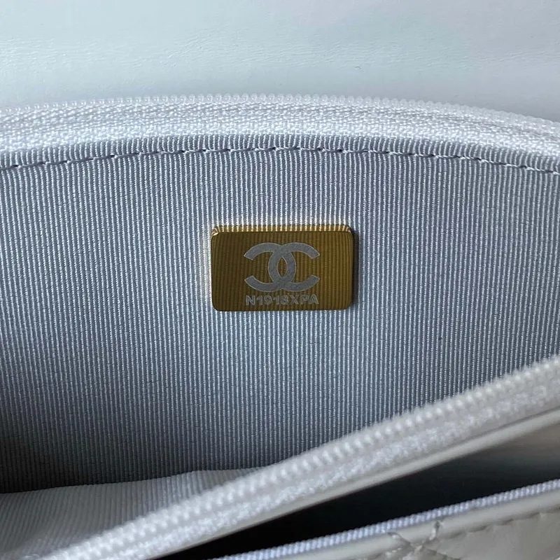 Chanel AP3240 taška s klopou a horním uchem, jehněčí kůže a zlatý kov, bílá