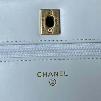 Chanel AP3240 taška s klopou a horním uchem, jehněčí kůže a zlatý kov, bílá