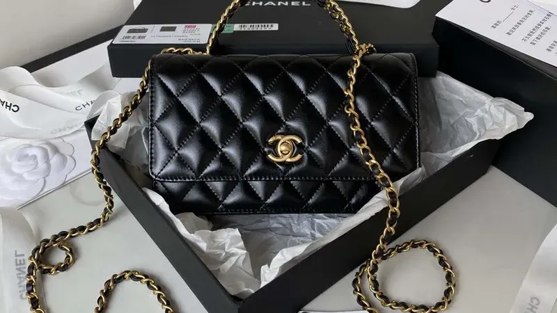 Chanel AP3240: černá taška s klopou a horním uchem z jehněčí kůže a zlatým kováním