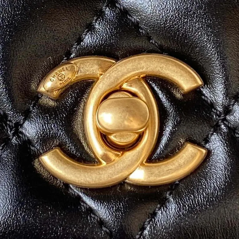 Chanel AP3240 taška s klopou a horním uchem, jehněčí kůže a zlatý kov, černá