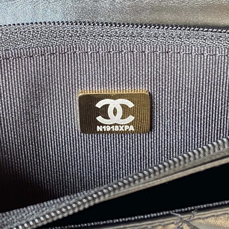 Chanel AP3240 taška s klopou a horním uchem, jehněčí kůže a zlatý kov, černá