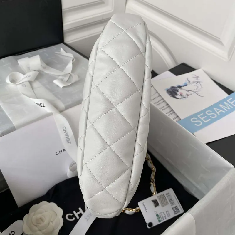 Chanel AS3631 Velká taška Hobo z jehněčí kůže, bílá