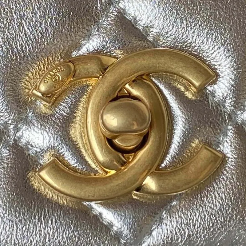 Chanel AS3886 Mini taška s klopou a horním uchem, lesklá stříbrná telecí kůže, zlatá