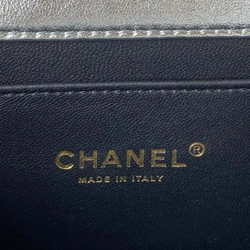 Chanel AS3886 Mini taška s klopou a horním uchem, lesklá stříbrná telecí kůže, zlatá