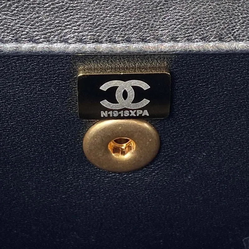 Chanel AS3886 Mini taška s klopou a horním uchem, lesklá stříbrná telecí kůže, zlatá