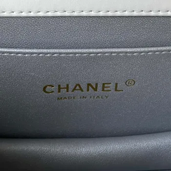 Chanel AS3886 Mini taška s klopou a horním uchem z lesklé telecí kůže, bílá a zlatá