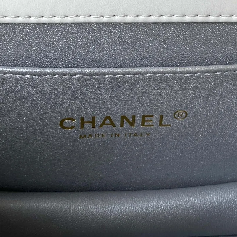 Chanel AS3886 Mini taška s klopou a horním uchem z lesklé telecí kůže, bílá a zlatá