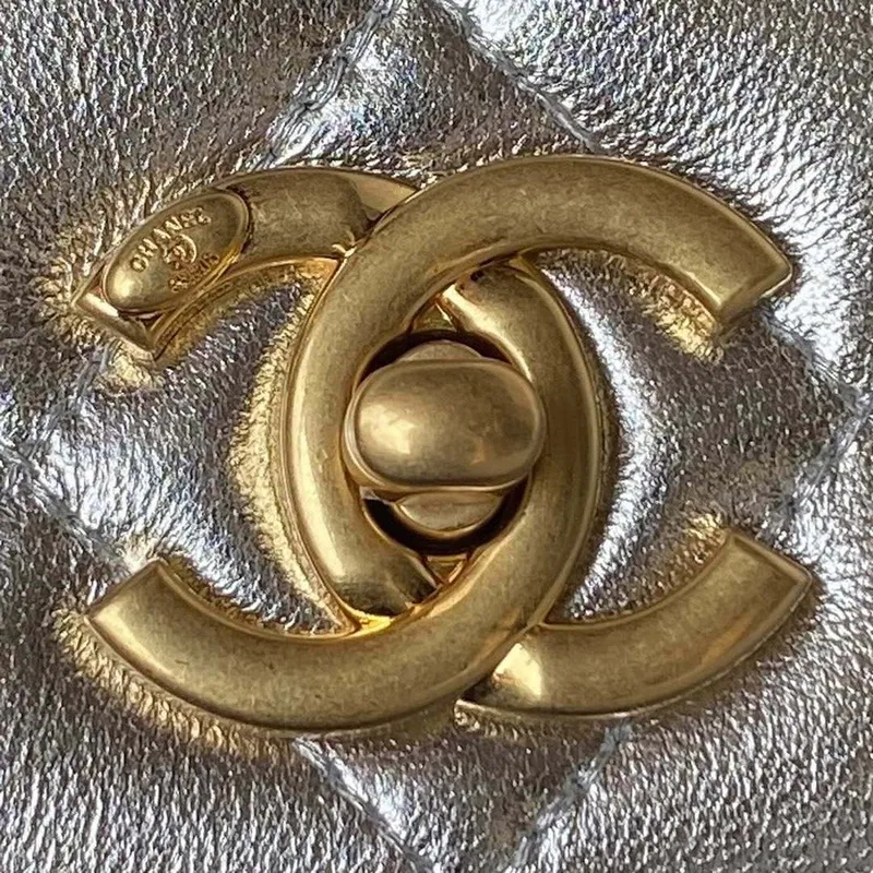 Chanel AS3908 CC Malá taška s klopou a horním uchem, lesklá stříbrná telecí kůže, zlatá