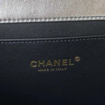 Chanel AS3908 CC Malá taška s klopou a horním uchem, lesklá stříbrná telecí kůže, zlatá