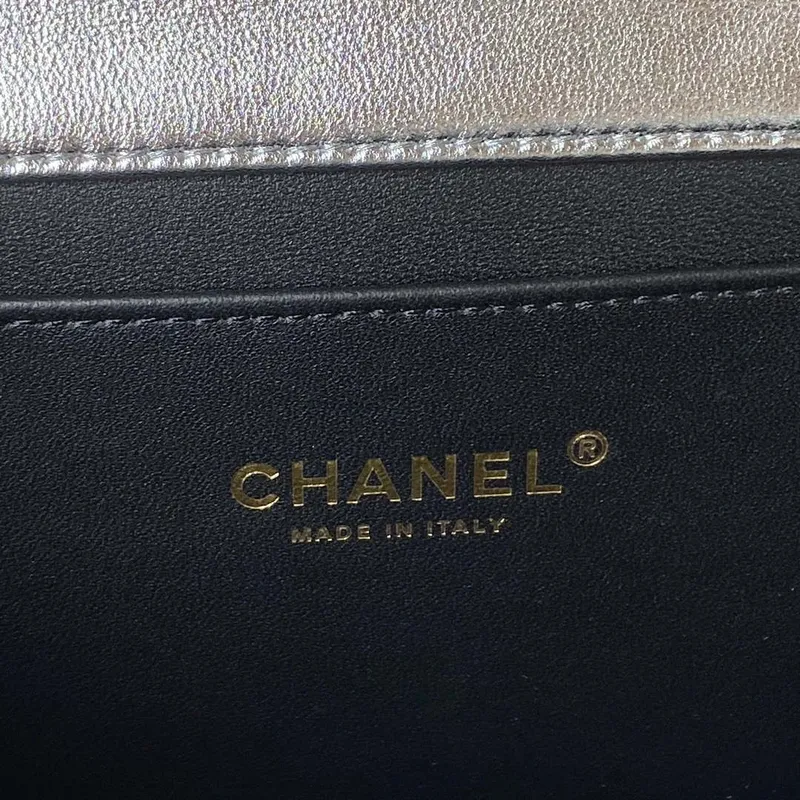 Chanel AS3908 CC Malá taška s klopou a horním uchem, lesklá stříbrná telecí kůže, zlatá