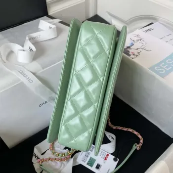 Chanel AS3908 CC Malá taška s klopou a horním uchem, lesklá telecí kůže, zelená a zlatá