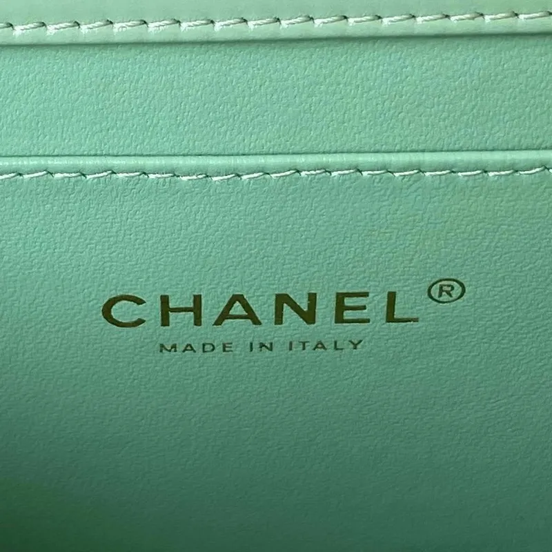 Chanel AS3908 CC Malá taška s klopou a horním uchem, lesklá telecí kůže, zelená a zlatá