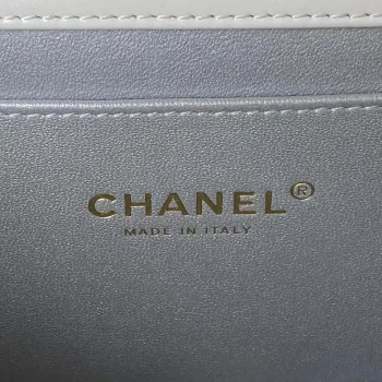 Chanel AS3908 CC Malá taška s klopou a horním uchem z lesklé telecí kůže, bílá a zlatá