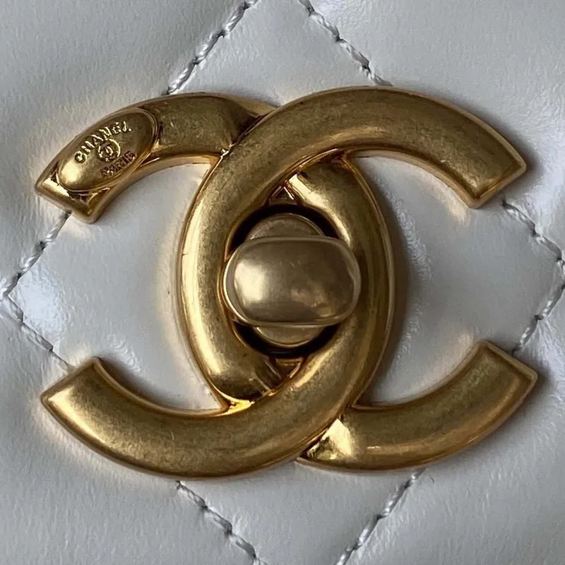 Chanel AS3908 CC Malá taška s klopou a horním uchem z lesklé telecí kůže, bílá a zlatá