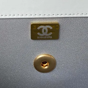 Chanel AS3908 CC Malá taška s klopou a horním uchem z lesklé telecí kůže, bílá a zlatá