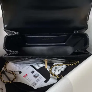 Chanel AS3908 CC Malá taška s klopou a horním uchem, lesklá telecí kůže, černá a zlatá