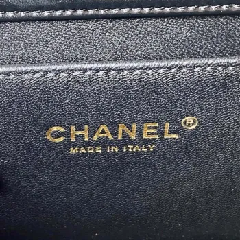 Chanel AS3908 CC Malá taška s klopou a horním uchem, lesklá telecí kůže, černá a zlatá