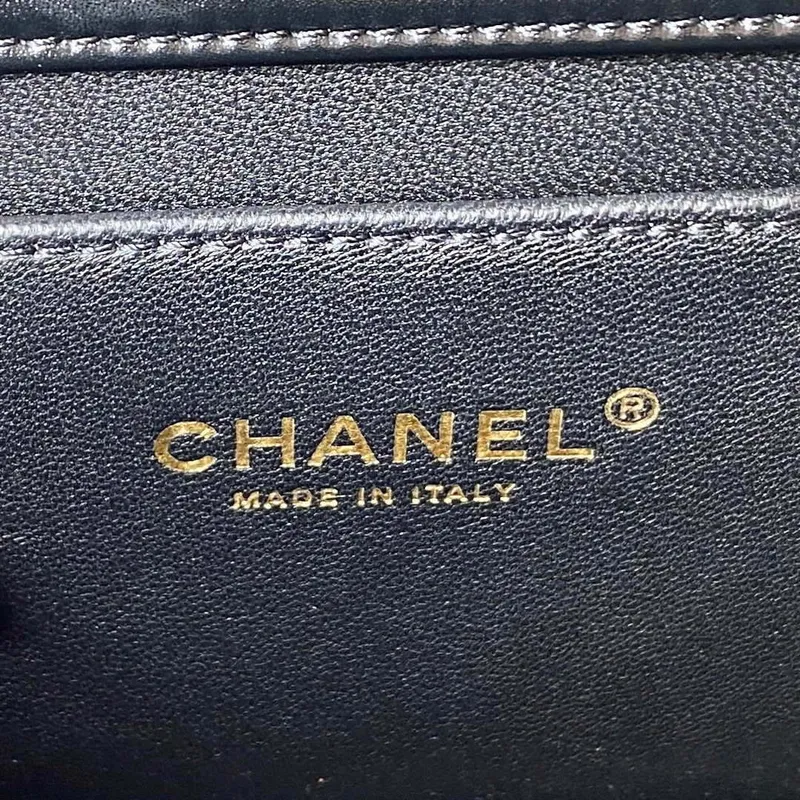 Chanel AS3908 CC Malá taška s klopou a horním uchem, lesklá telecí kůže, černá a zlatá