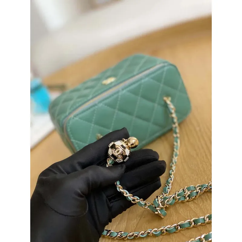 Chanel A81242 Kosmetická taštička s řetízkem Jehněčí kůže Zlatá fotbalová míč Světle zelená