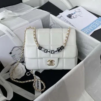 Chanel AS3331 Malá taška s klopou 19 cm, bílá jehněčí kůže, zlatá