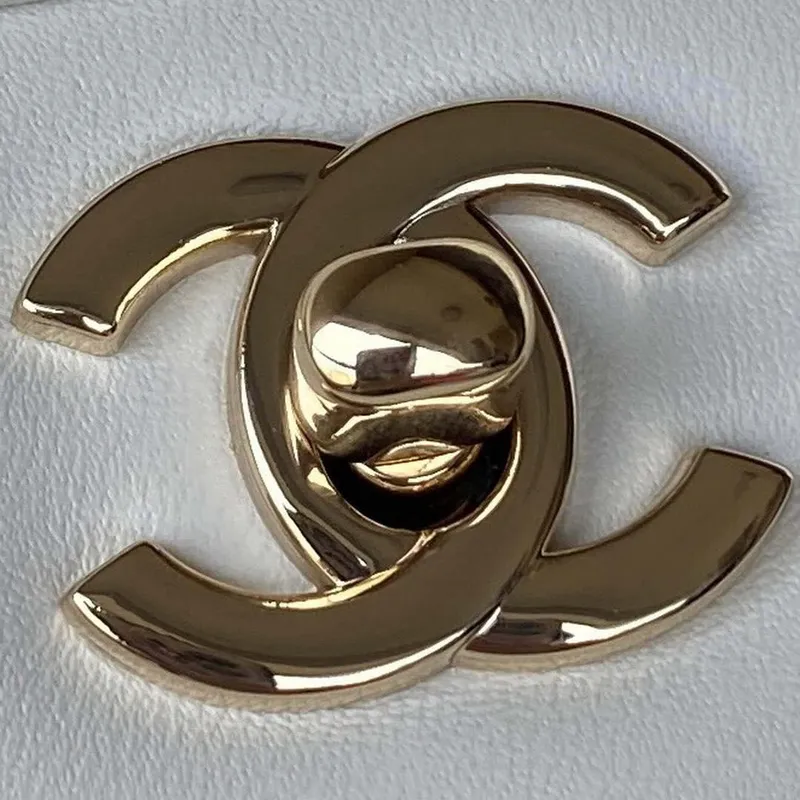 Chanel AS3331 Malá taška s klopou 19 cm, bílá jehněčí kůže, zlatá