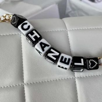 Chanel AS3331 Malá taška s klopou 19 cm, bílá jehněčí kůže, zlatá