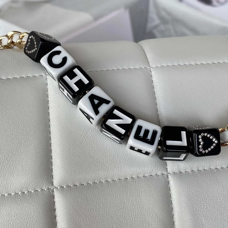 Chanel AS3331 Malá taška s klopou 19 cm, bílá jehněčí kůže, zlatá