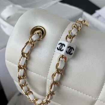 Chanel AS3331 Malá taška s klopou 19 cm, bílá jehněčí kůže, zlatá