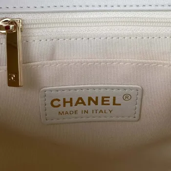 Chanel AS3331 Malá taška s klopou 19 cm, bílá jehněčí kůže, zlatá