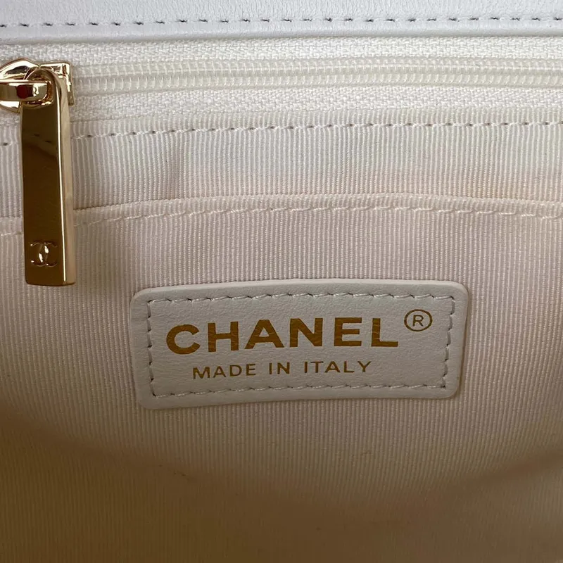 Chanel AS3331 Malá taška s klopou 19 cm, bílá jehněčí kůže, zlatá