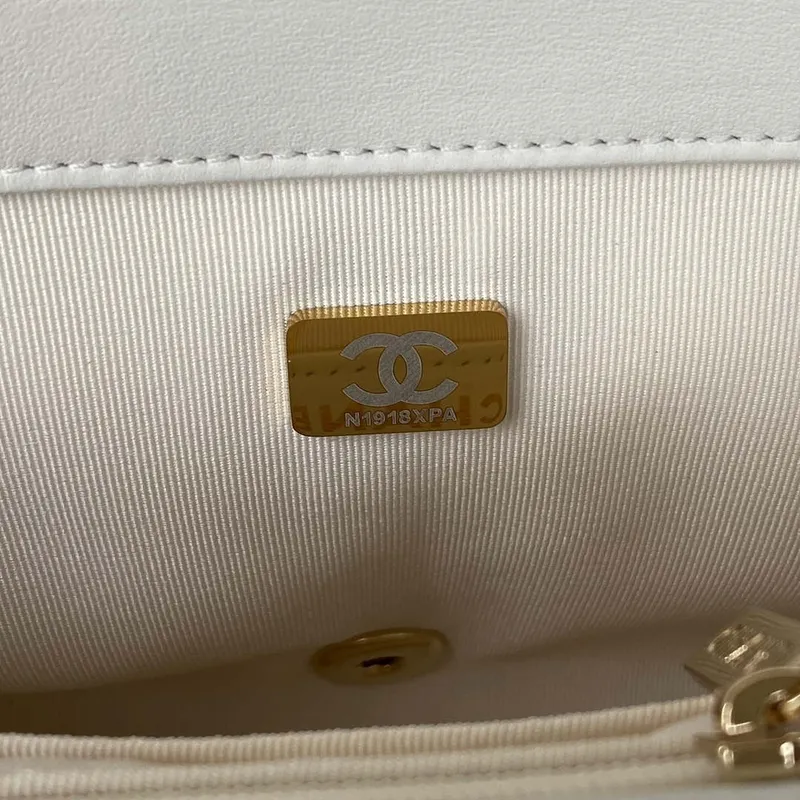 Chanel AS3331 Malá taška s klopou 19 cm, bílá jehněčí kůže, zlatá