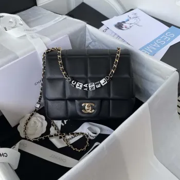 Chanel AS3331 Malá taška s klopou 19 cm, černá jehněčí kůže, zlatá