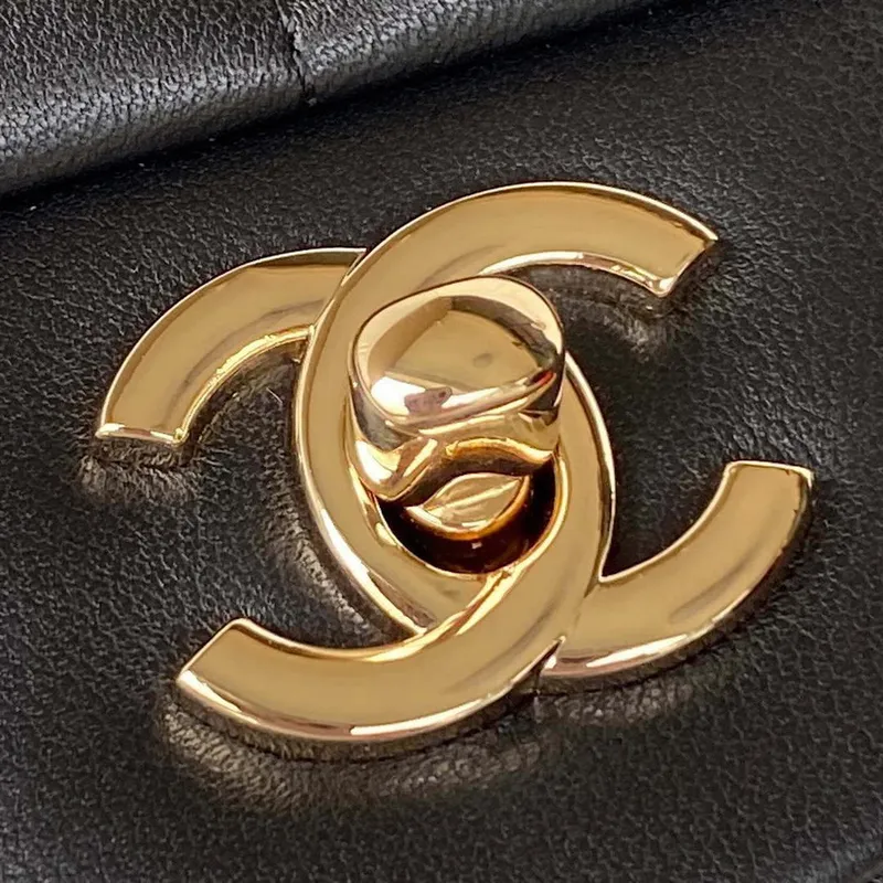 Chanel AS3331 Malá taška s klopou 19 cm, černá jehněčí kůže, zlatá