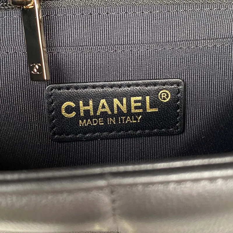 Chanel AS3331 Malá taška s klopou 19 cm, černá jehněčí kůže, zlatá