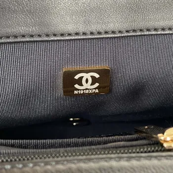 Chanel AS3331 Malá taška s klopou 19 cm, černá jehněčí kůže, zlatá