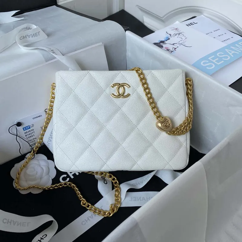 Chanel AS3830 Malá kabelka Hobo z bílé telecí kůže se zlatými detaily