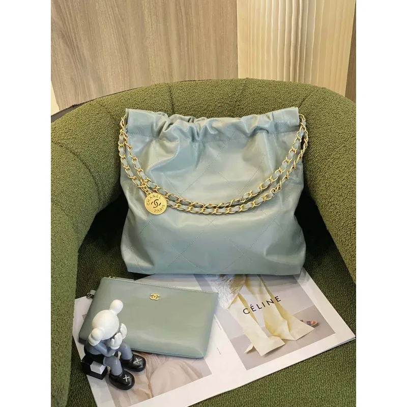 Chanel 22 AS3260 Malá kabelka z lesklé telecí kůže, světle zelená se zlatými detaily