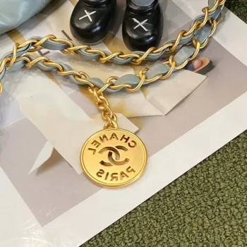 Chanel 22 AS3260 Malá kabelka z lesklé telecí kůže, světle zelená se zlatými detaily