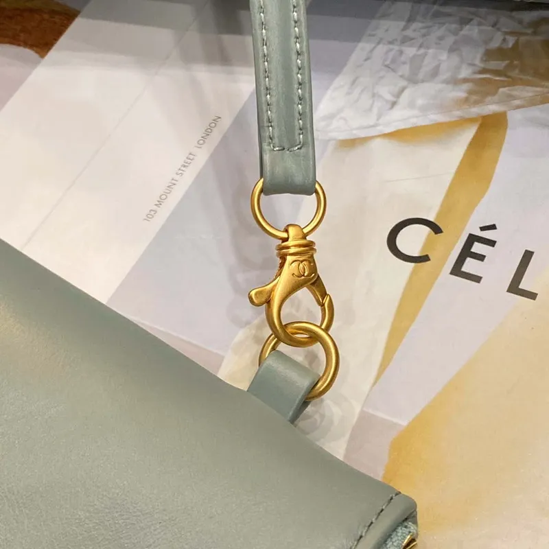 Chanel 22 AS3260 Malá kabelka z lesklé telecí kůže, světle zelená se zlatými detaily