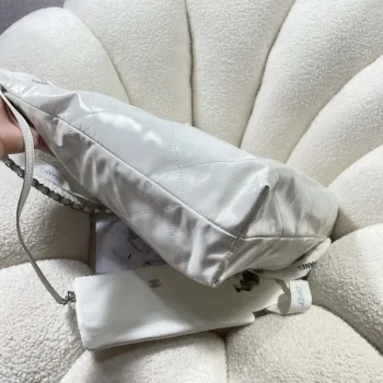 Chanel 22 Velká kabelka Lesklá telecí kůže AS3262 Bílá se stříbrným logem