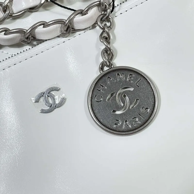 Chanel 22 Velká kabelka Lesklá telecí kůže AS3262 Bílá se stříbrným logem