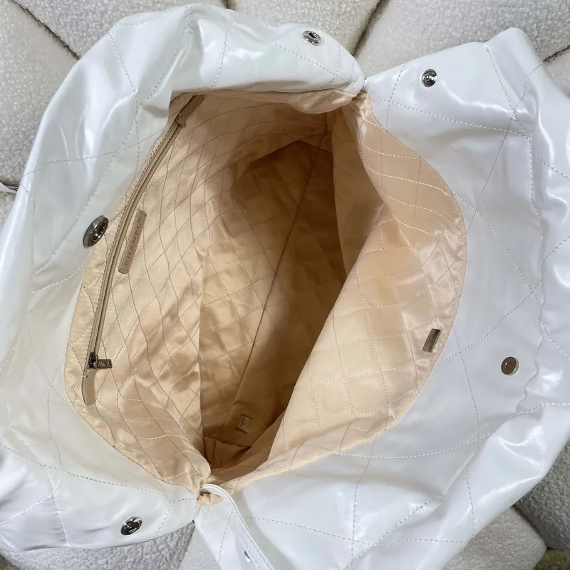 Chanel 22 Velká kabelka Lesklá telecí kůže AS3262 Bílá se stříbrným logem