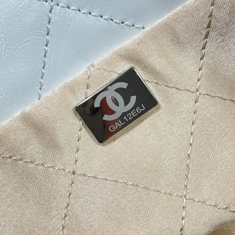 Chanel 22 Velká kabelka Lesklá telecí kůže AS3262 Bílá se stříbrným logem