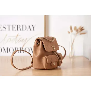 Batoh Chanel AS3860 z lesklé telecí kůže s zrnitým povrchem a zlatými kovovými detaily, hnědý