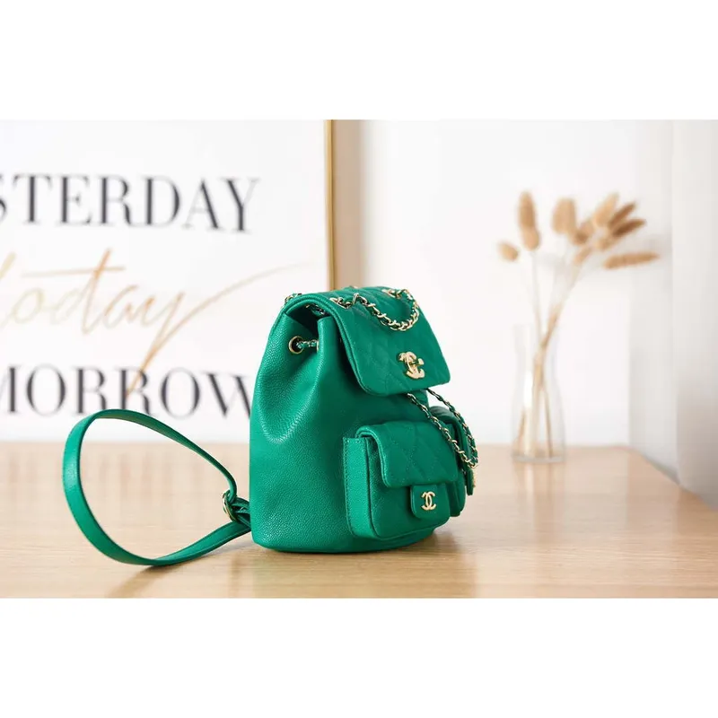 Batoh Chanel AS3860 z lesklé telecí kůže s povrchovou úpravou a zlatými kovovými detaily, zelený