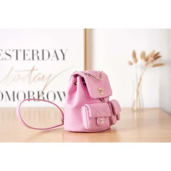 Batoh Chanel AS3860 z lesklé telecí kůže s povrchovou úpravou a zlatými kovovými detaily, růžový