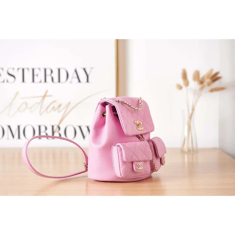 Batoh Chanel AS3860 z lesklé telecí kůže s povrchovou úpravou a zlatými kovovými detaily, růžový