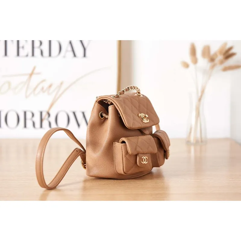 Chanel AS3787 Malý batoh z lesklé telecí kůže s zrnitým povrchem a zlatými kovovými detaily Hnědá